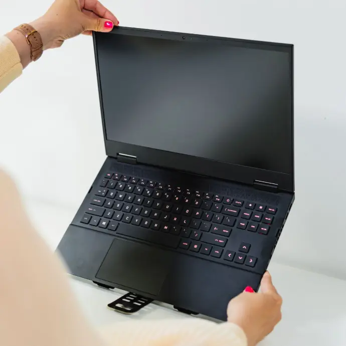 Bekijk laptophouders zoals de BakkerElkhuizen Universal BakkerElkhuizen Universal laptophouder bevestigd aan een laptop