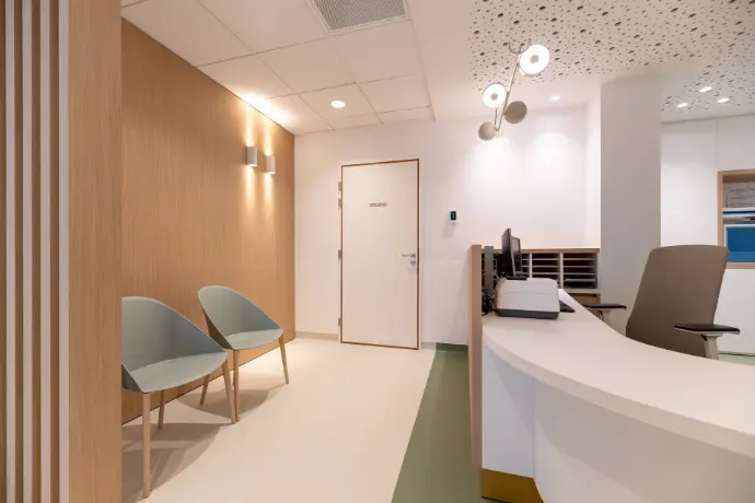 Ergonomisch ingericht onthaal met wachtruimte in de longartsenpraktijk van Sint-Truiden.