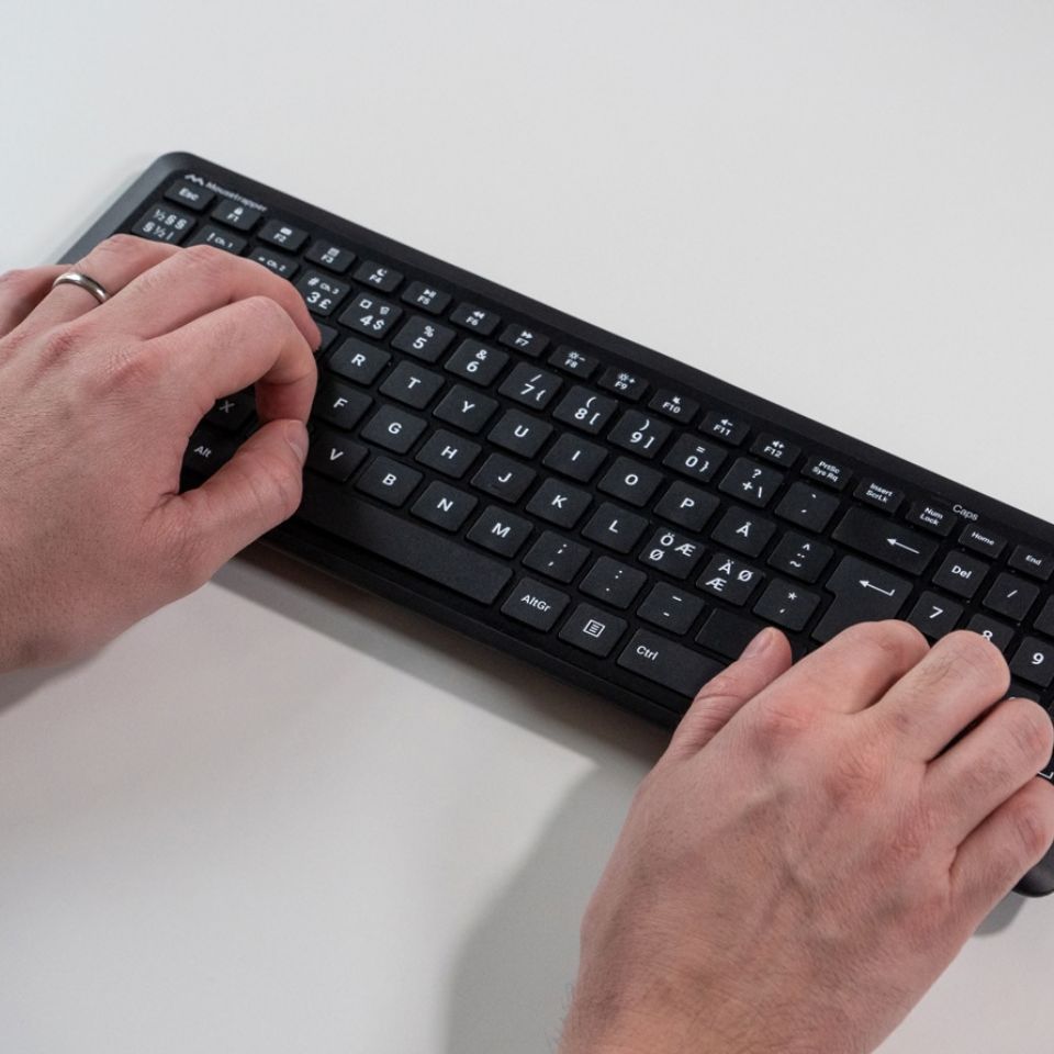Mousetrapper Type Midi compact toetsenbord met numeriek toetsenblok in gebruik
