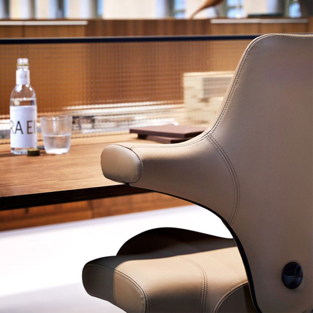 Detailshot van de HÅG Capisco 8106 rugleuning in semi-aniline leder — afgewerkt met fijn stiksel Detailshot rugleuning HÅG Capisco 8106 in cognacbruin leder — zadelvorm en stiksel