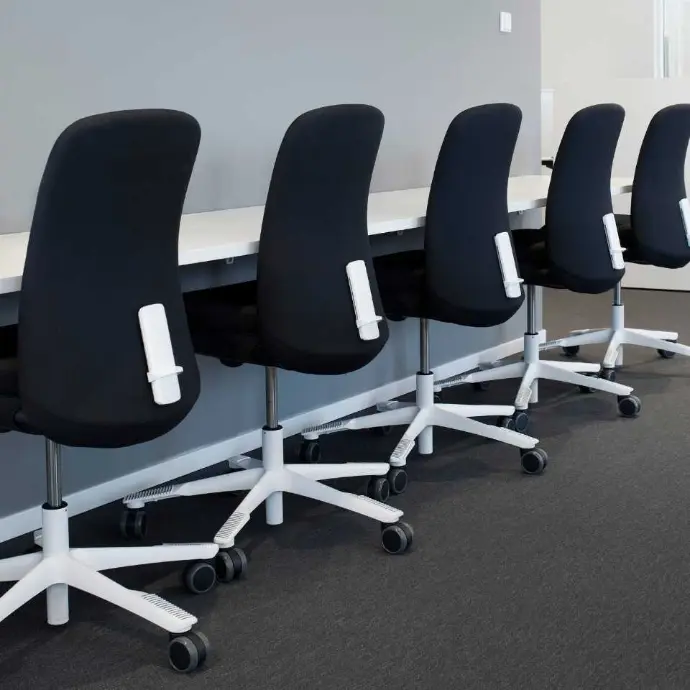 Rij zwarte HÅG SoFi 7300 bureaustoelen aan werkplekken