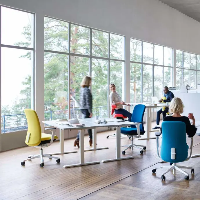 HÅG SoFi 7300 bureaustoelen in verschillende kleuren in kantoorruimte