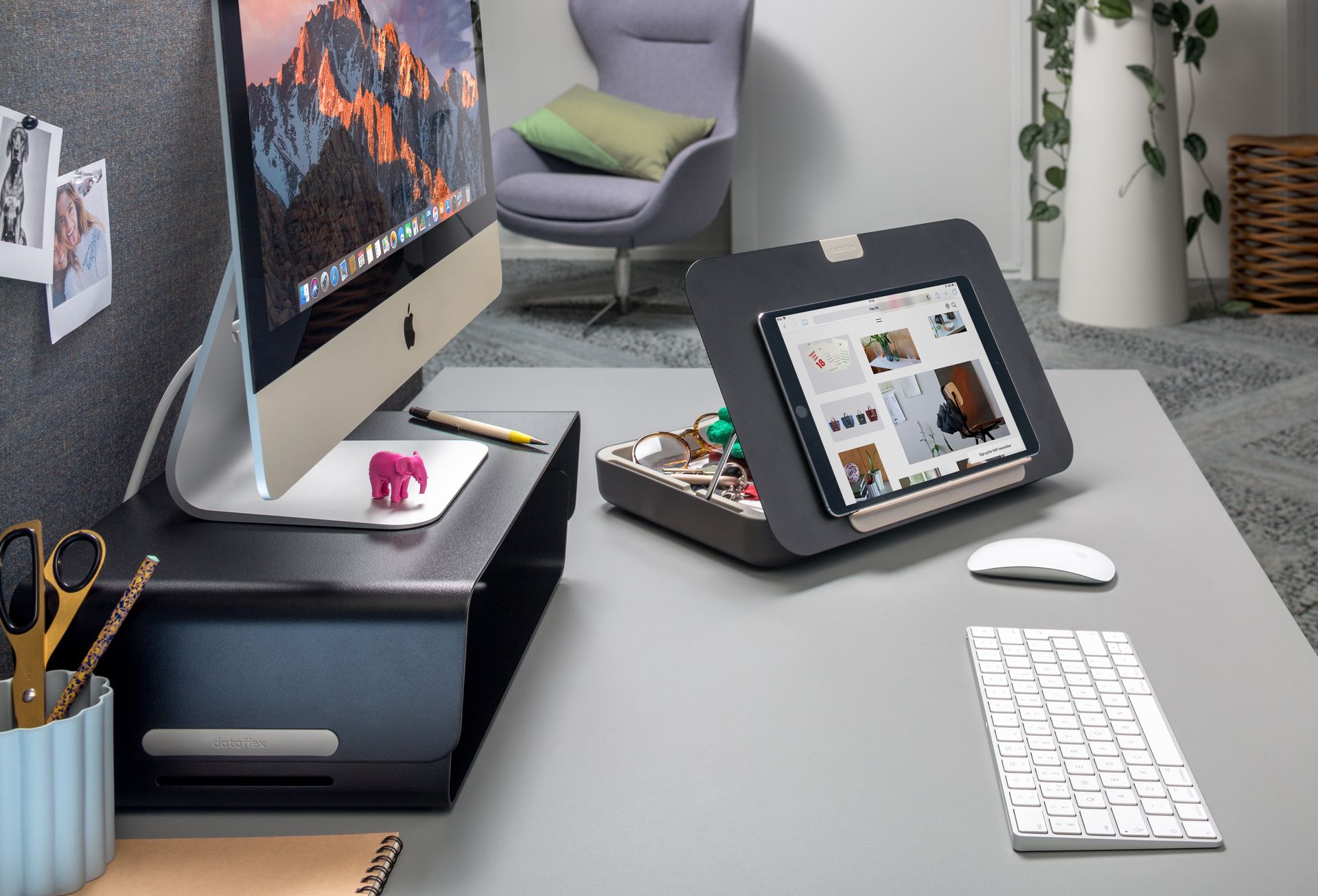 Bento monitorverhoger in zwart, geplaatst op een bureau met de Bento® ergonomische toolbox