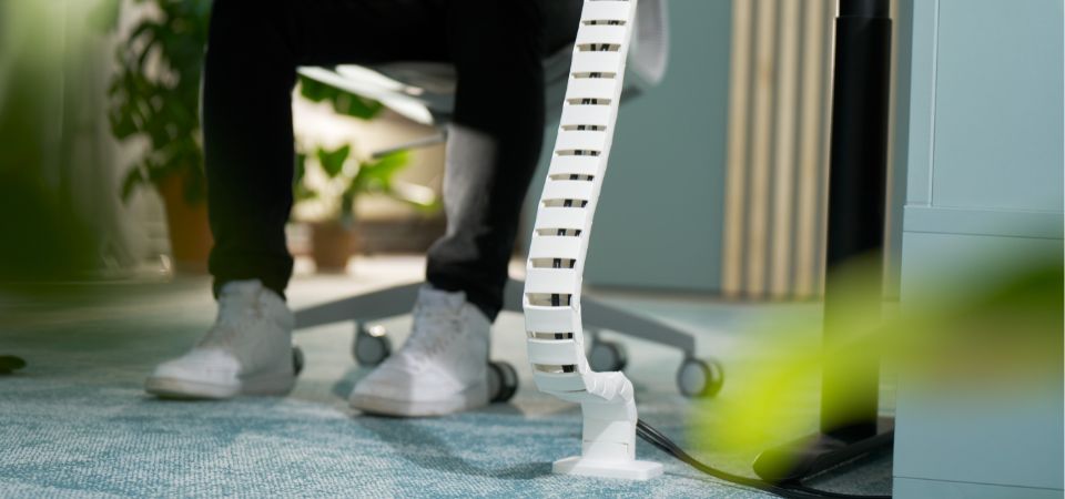 Witte Addit kabelgeleider van 130 cm voor zit-sta bureaus, houdt kabels netjes en voorkomt knikken.