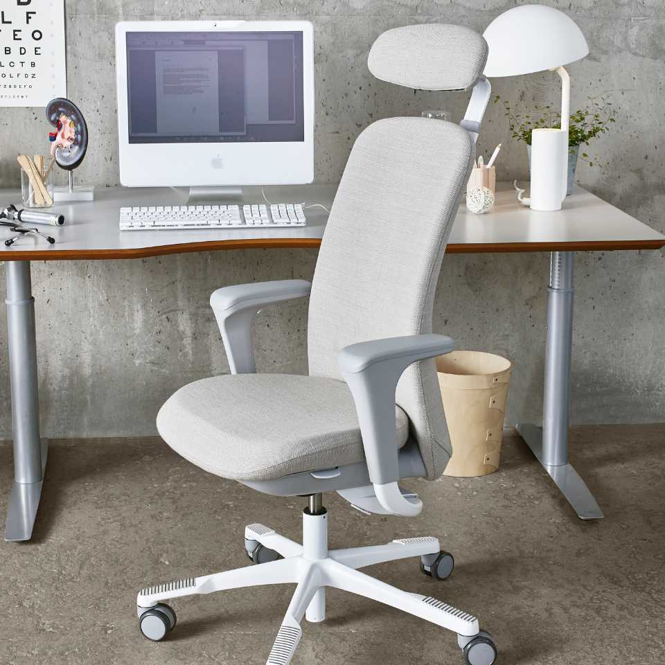HÅG SoFi 7300 – ergonomische bureaustoel voor zorgomgevingen met hoofdsteun en beige bekleding HÅG SoFi 7300 bureaustoel met hoofdsteun, wit frame en beige bekleding, health-segment uitvoering