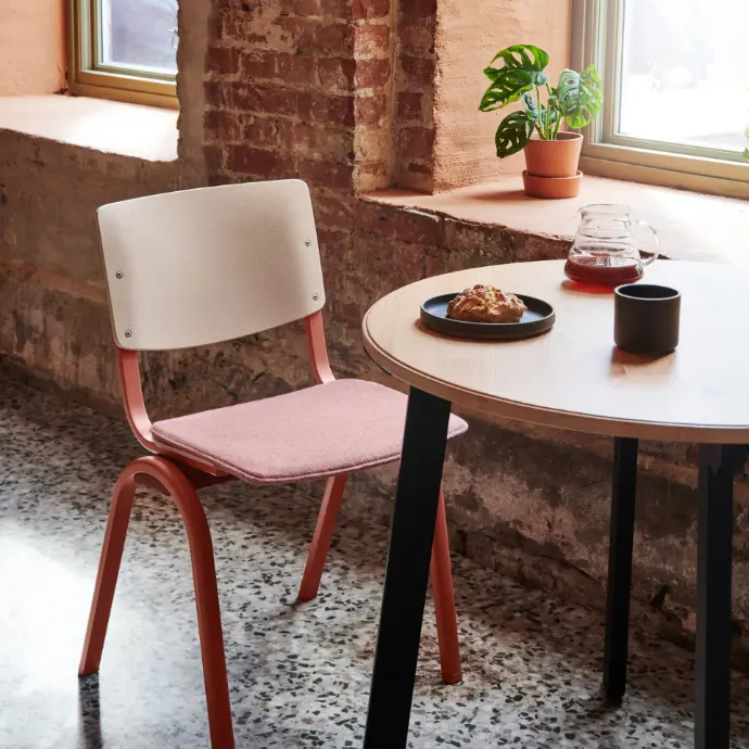 HÅG Celi 9240 in Blush Rose met Camira Mainland Flax – perfect voor horeca en hospitality HÅG Celi 9240 stoel in hout met Blush Rose frame en Camira Mainland Flax MLF 03 bekleding, in café-restaurant setting