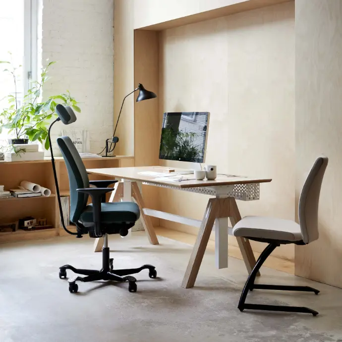 HÅG Creed 6006 met hoofdsteun en Creed Communication 6071 in Kvadrat bekleding Twee HÅG Creed stoelen, links model 6006 met hoofdsteun en rechts de Creed Communication vergaderstoel 6071, beide in Kvadrat bekleding